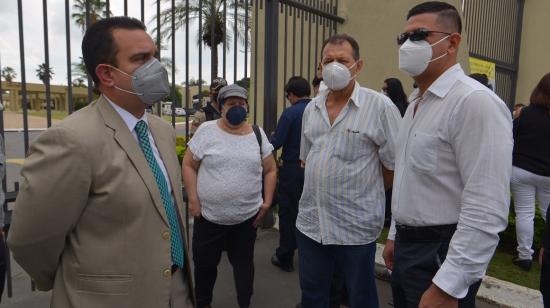 Carlos Luis Sánchez, abogado de Sandra Arcos, durante el sepelio del Prefecto del Guayas, el 23 de junio.
