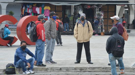 Personas buscan trabajo en la Plazoleta de San Francisco, en Cuenca, el 24 de junio de 2020.