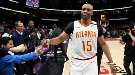 El guardia de los Atlanta Hawks, Vince Carter (15) golpea a los fanáticos después de una derrota en tiempo extra ante los New York Knicks en el State Farm Arena, el 11 de marzo de 2020.