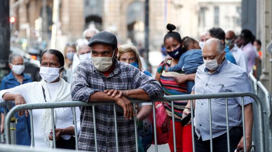 Un grupo de personas esperan para ingresar a un centro comercial en Brasil, el segundo país con más casos de Covid-19, el 23 de junio de 2020.