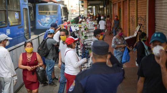 Personas se aglomeran en una de las calles de La Bahía, centro de Guayaquil, el 24 de mayo de 2020.