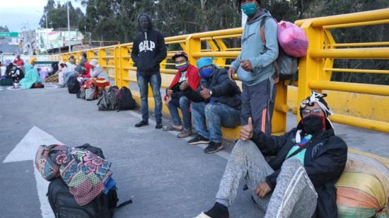 Ciudadanos  venezolanos  descansando en el Puente Internacional Rumichaca en la frontera de Colombia, en Tulcán, Ecuador, el 29 de abril de 2020.