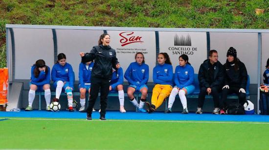 Susú Cores, dirigiendo un partido de fútbol con la selección gallega.