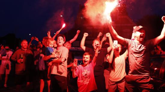 Los hinchas del Liverpool se tomaron Anfield para celebrar el título alcanzado en la Premier league.