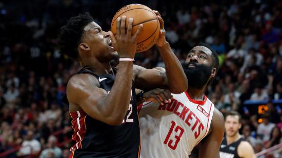 En la imagen, el jugador de los Heat de Miami Jimmy Butler (i) enfrenta a James Harden (d), de los Rockets de Houston. 