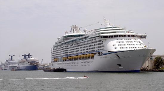 En la imagen, un barco propiedad de la línea de cruceros Royal Caribbean International, en el Puerto de Miami. 