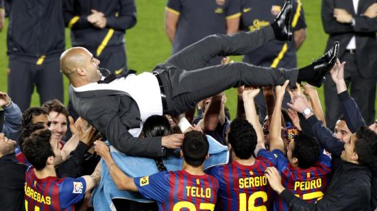 Pep Guardiola es levantado en el aire por los jugadores en su último partido en el Camp Nou, como director técnico del FC Barcelona, el 5 de mayo de 2012.