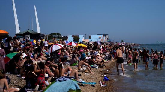 Ciudadanos coparon las playas públicas como la de Southend Sea en Reino Unido, el 24 de junio. 