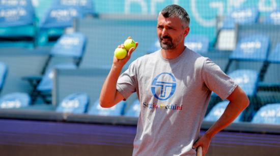 Goran Ivanisevic de Croacia lanza pelotas de tenis en el torneo de tenis Adria Tour en Belgrado, Serbia, el 13 de junio de 2020.