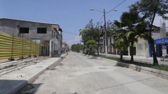 Las obras de soterramiento en Bahía de Caráquez, durante un recorrido del exministro Carlos Pérez.