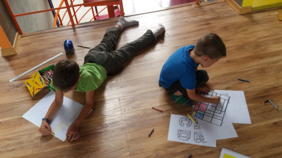 Dos niños que se educan bajo la modalidad de homeschooling en Quito, este 26 de junio de 2020.