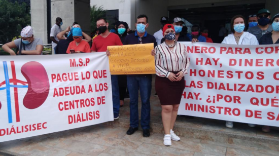 Trabajadores y pacientes de las clínicas de diálisis en el plantón realizado este 26 de junio de 2020.