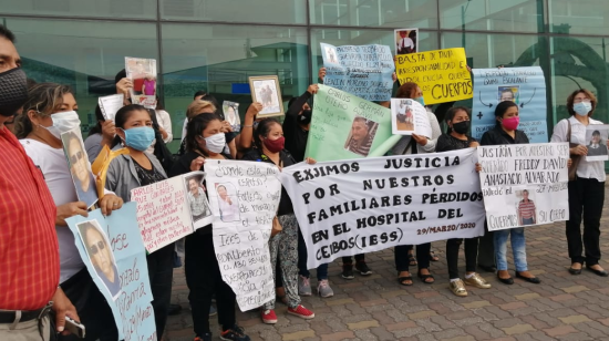 Los familiares de los muertos extraviados acudieron al complejo judicial de la Florida (norte de Guayaquil) este 26 de junio de 2020.