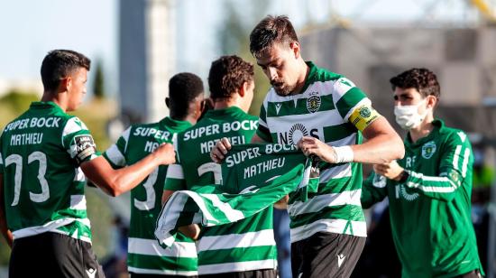 Sebastián Coates festeja su gol con un homenaje hacia su compañero Mathieu en el partido del viernes 26 de junio.