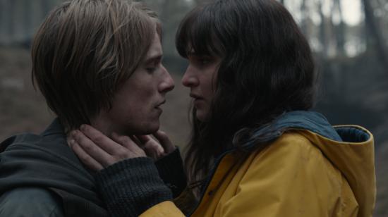 Jonas Kahnwald (Louis Hofmann) y Martha Nielsen (Lisa Vicari) en una escena de la temporada 3 de la serie "Dark".