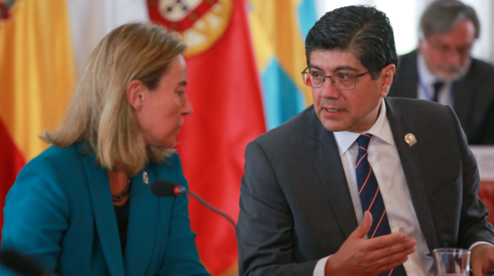 El canciller José Valencia y la embajadora de la UE en Ecuador, Marianne Van Steen, durante un encuentro el pasado 23 de marzo de 2020.