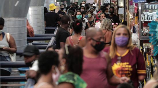 Cientos de personas deambulan el 23 de junio por el Mercado de Madureira en Río de Janeiro.