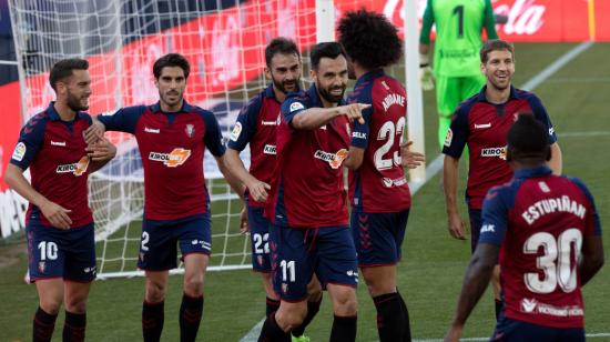 Los futbolistas de Osasuna festejan el primer gol marcado por Gallego, el sábado 27 de junio.