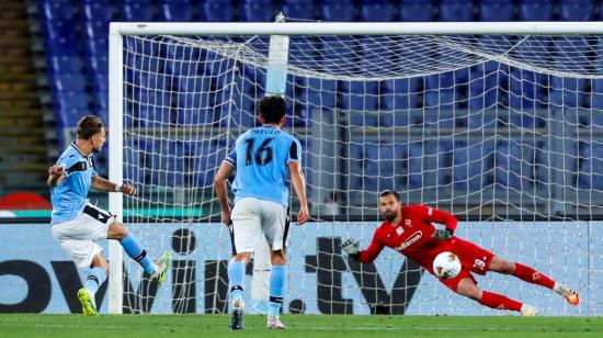 Ciro Immobile patea el penal para el empate de Lazio, el sábado 27 de junio en Roma.