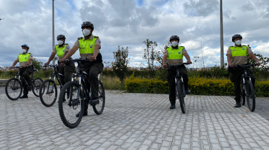 Policías durante un patrullaje realizado en bicicleta en Quito este 27 de junio de 2020.