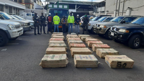 La droga incautada en Guayllabamba este 27 de junio de 2020 estaba envuelta en sacos de yute.