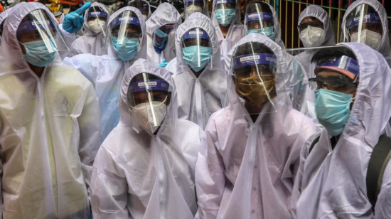 Trabajadores sanitarios se preparan para recorrer las calles de Bombay, en India, este 28 de junio de 2020.