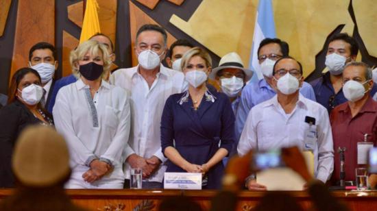 Susana González (centro) fue posesionada como nueva prefecta de Guayas, 29 de junio de 2020.