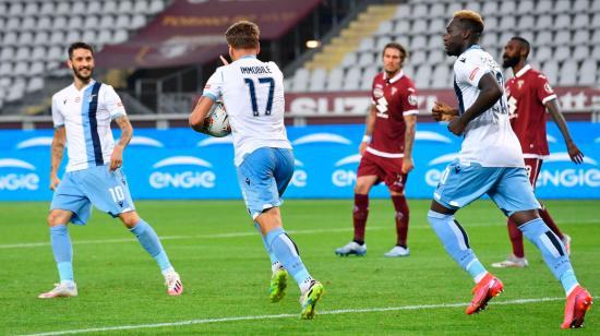 Ciro Immobile celebra después de anotar el 1-1 durante el partido de fútbol de la Serie A italiana entre Torino FC y Lazio en el estadio Olimpico Grande Torino en Turín, Italia, el 30 de junio de 2020.