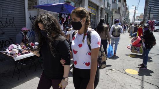 Personas caminan sobre la avenida 10 de Agosto, en el centro norte de Quito, el 26 de junio de 2020