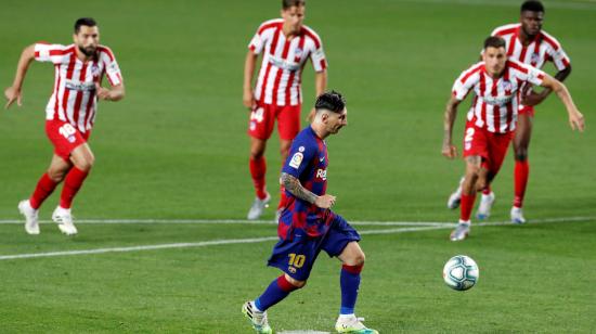 Lionel Messi, durante el cobro del penal que derivó en el gol 700 de su carrera, el martes 30 de junio de 2020.