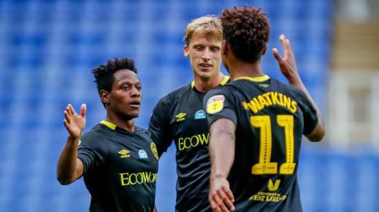 Joel Valencia celebra junto a sus compañeros del Brentford FC el gol que anotó, este martes 30 de junio.