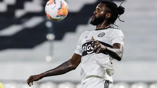 Emmanuel Adebayor, en un partido con Olimpia, el 11 de marzo de 2020, en Asunción.