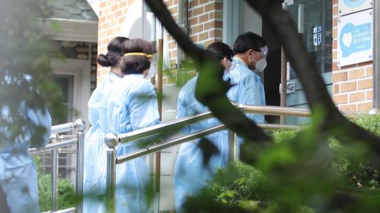 Trabajadores de la salud ingresan a un centro social de Seúl, donde se detectó un brote de Covid-19, el 1 de julio.