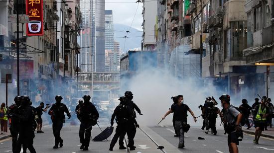 Policía de Hong Kong lanzó gases lacrimógenos para dispersar a manifestantes, el 1 de julio. 