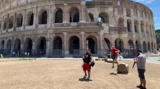 Vista de los escasos turistas en las inmediaciones del Coliseo en Roma este martes 23 de junio de 2020. Las imágenes inéditas que dejó la pandemia de coronavirus en Roma, con una Piazza Navona o una Fontana de Trevi desiertas, poco a poco van quedando en el pasado y la ciudad eterna empieza a recibir a los primeros turistas extranjeros, aunque pasará tiempo hasta que se vuelva a la anterior normalidad, en lo que respecta al turismo.