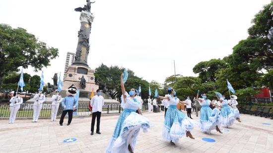 Participantes del pregón cívico por las fiestas de fundación de Guayaquil, el 1 de julio. 