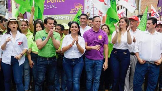 El asambleísta Daniel Mendoza (de morado), junto al candidato a prefecto Ricardo Zambrano (de verde), durante la campaña para la Alcaldía de Chone, el 17 de febrero de 2019.