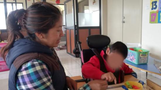 Un niño con discapacidad recibe terapia lúdica en el Hogar para sus niños.