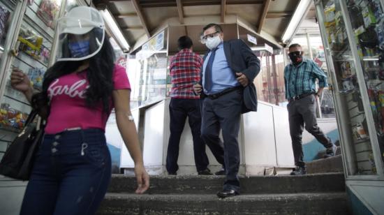 Personas caminan por las calles de Quito, el 24 de junio de 2020.