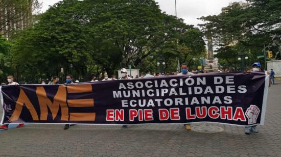 Los alcaldes de varios cantones de cinco provincias protestaron en Guayaquil, el 2 de julio.