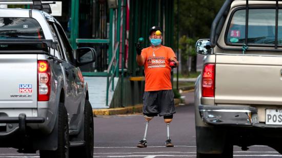 Un hombre con discapacidad hacía malabares a cambio de monedas el jueves 28 de mayo en una calle de Quito (Ecuador). 