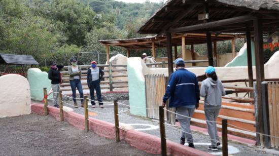 Personas visitan el zoológico de Guayllabamba, el 2 de julio de 2020.