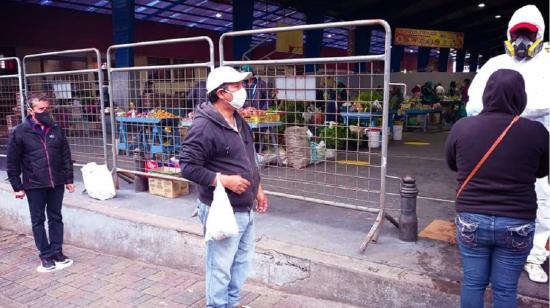 Ciudadanos esperan por ingresar a un mercado municipal de Baños, que reabrió sus puertas el 25 de junio.