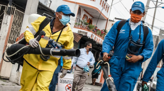 Trabajadores del Municipio de Guayaquil durante una recorrido por Suburbio, el 2 de julio de 2020.