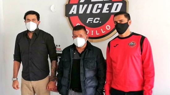 Kaviedes (izquierda), durante su presentación como jugador de Aviced FC, el míercoles 8 de julio, en Cuenca.