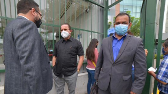 Luigi García (centro), abogado de Daniel Salcedo, en los exteriores del hospital Abel Gilbert, este 3 de julio de 2020.