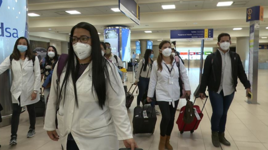 Arribo de personal médico de Guayaquil para atender pacientes con coronavirus en Quito el pasado 30 de junio de 2020.