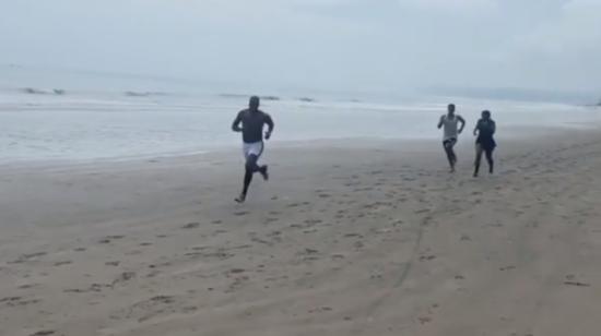 Antonio Valencia se entrena en la playa junto a su hija y un amigo, este domingo 5 de julio de 2020. 