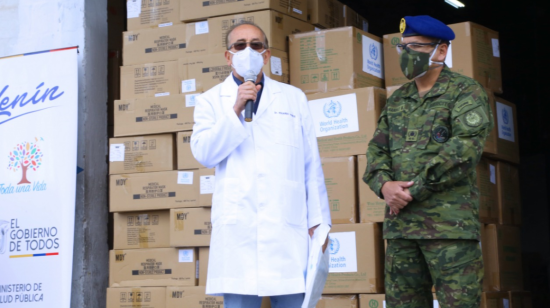 El director de hospitales del MSP, Eduardo Puente (izquierda), durante la entrega de insumos médicos el 5 de julio de 2020.