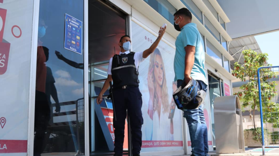 Controles de bioseguridad al ingreso del terminal terrestre de Guayaquil el pasado 22 de mayo de 2020 cuando se abrieron los locales comerciales.